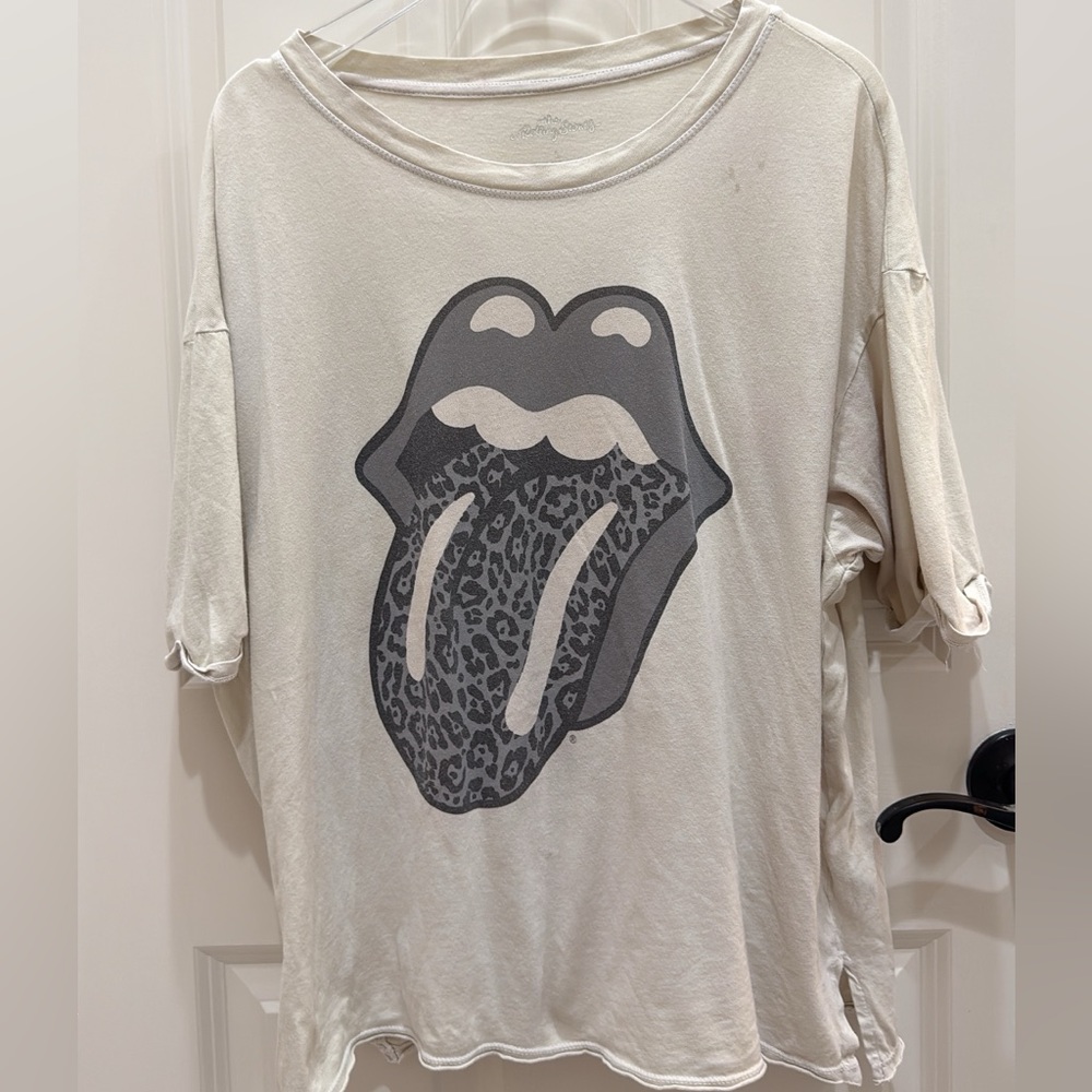 an and grey Rolling Stones graphic tee with leopard print‎ lips.